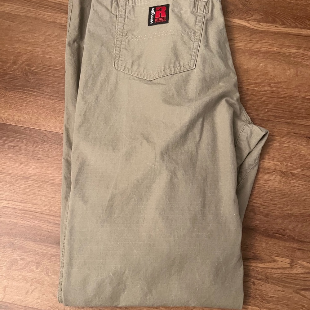 Wrangler Riggs. 36x36. No rip no tears. Lost weight and need to sell.